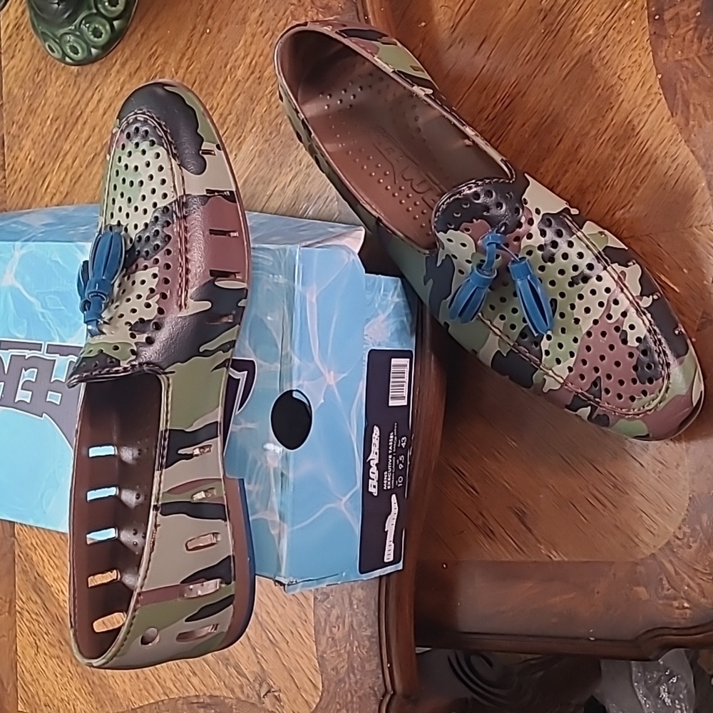 New in box! Floafers Mens 10 Camo with tassels classic Water shoes with style